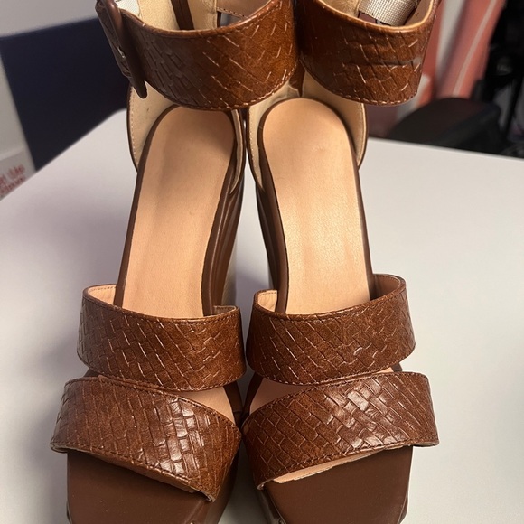 Elegant Brown Textured Women's Heels - Picture 2 of 4